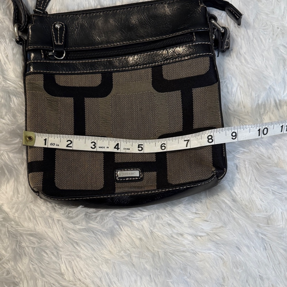 Elegant Black and Brown Nine West Crossbody Bag - Picture 3 of 6